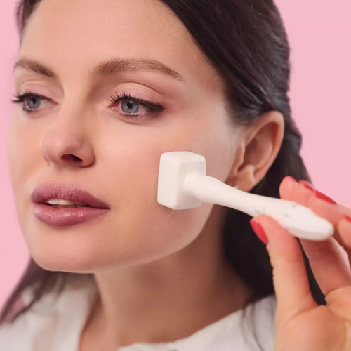 Microneedling à la maison ou en institut : quelle différence, et que choisir ?